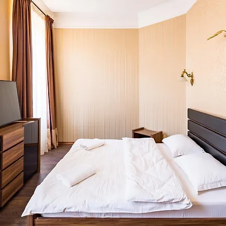 Leogrand On Doroshenka Street 1 *