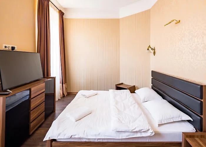 Leogrand On Doroshenka Street 1 *