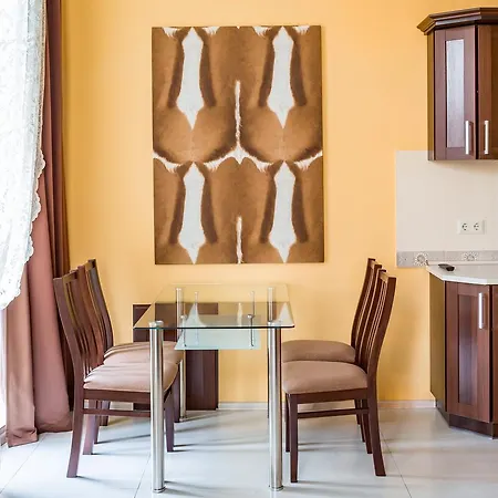 Leogrand On Doroshenka Street 1